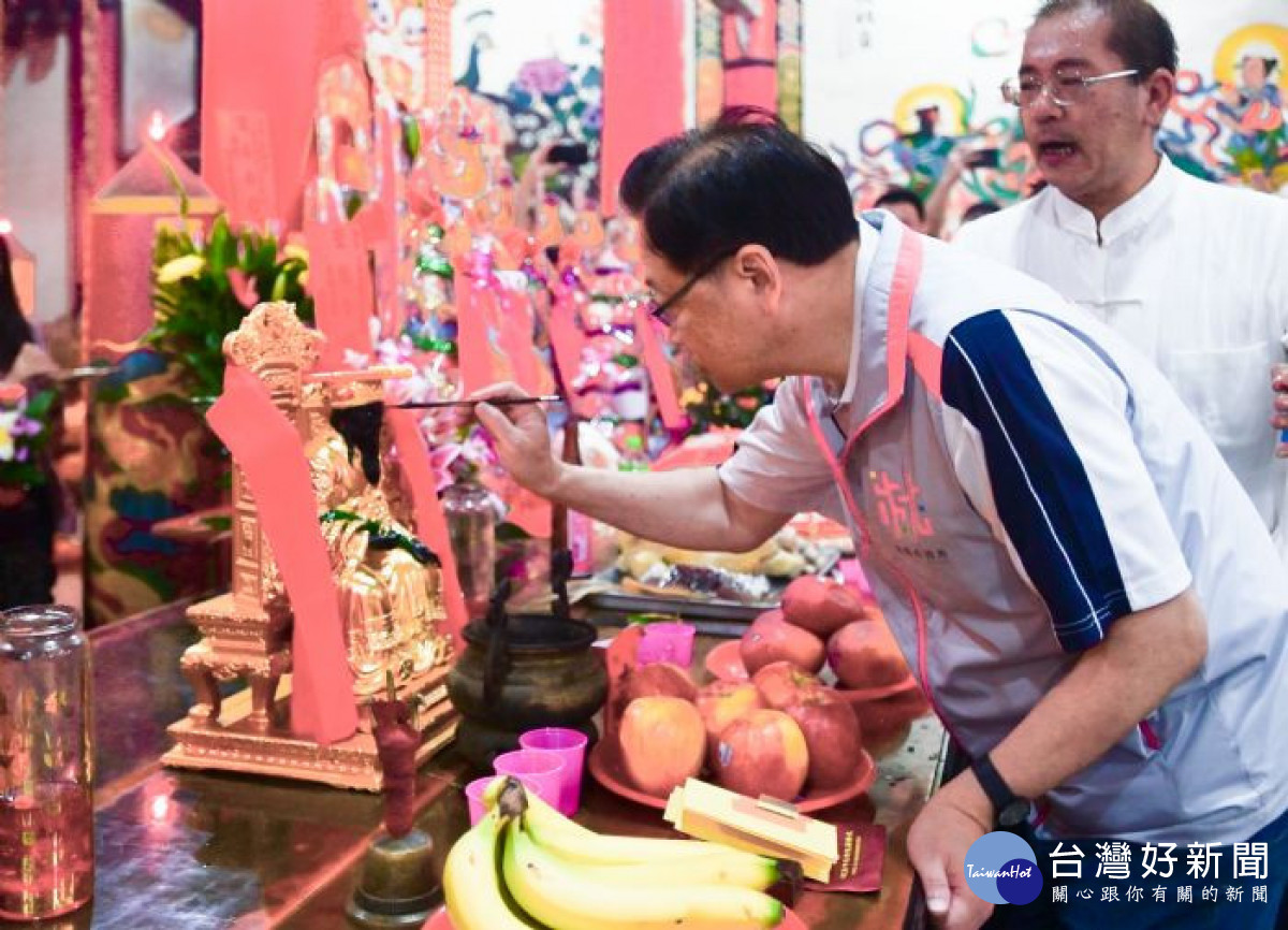 張市長為五穀神農大帝神尊開光點睛。