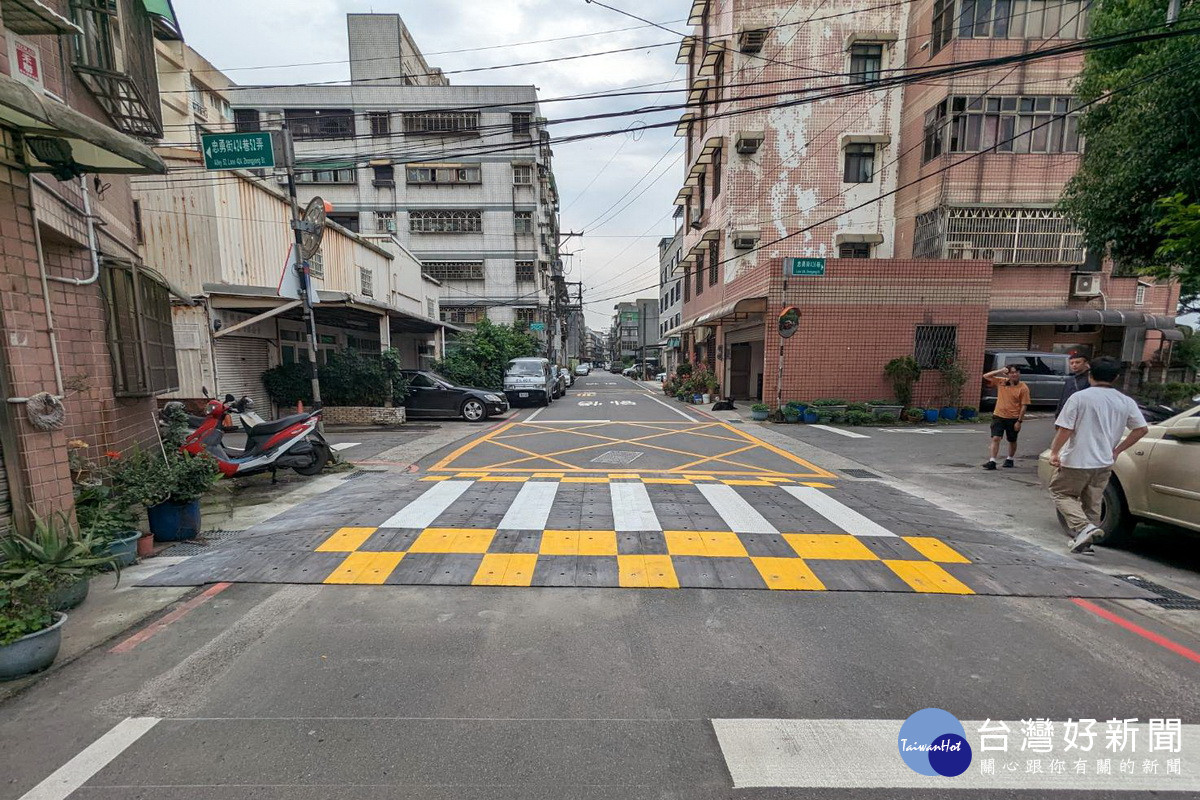 桃園新型「組合式減速平台」平均降速三成,1天內可完成組裝。