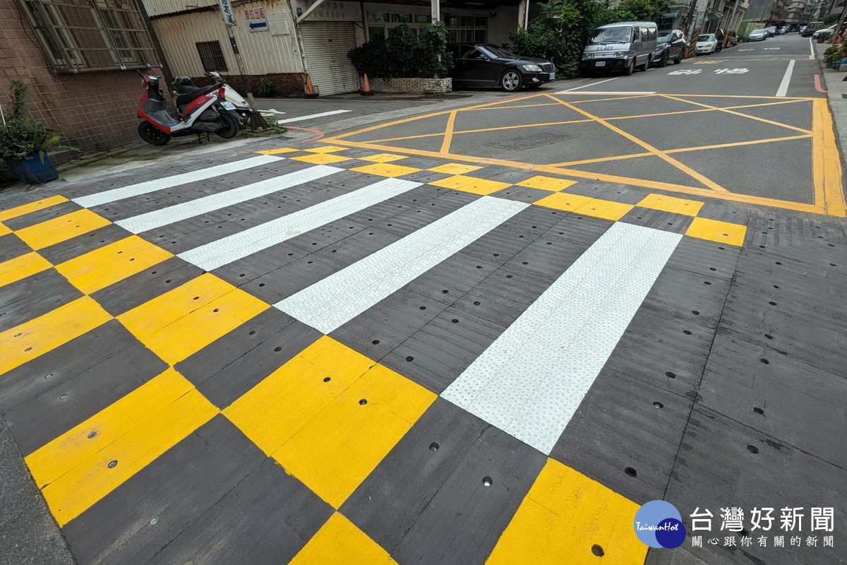 桃園新型「組合式減速平台」平均降速三成,1天內可完成組裝。