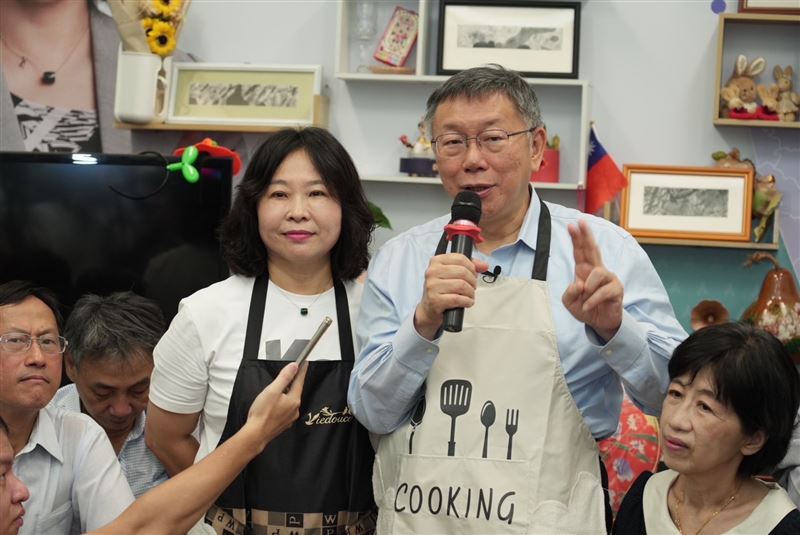 民眾黨主席柯文哲到高雄美濃與黨員座談，並體驗手沖咖啡。民眾黨提供