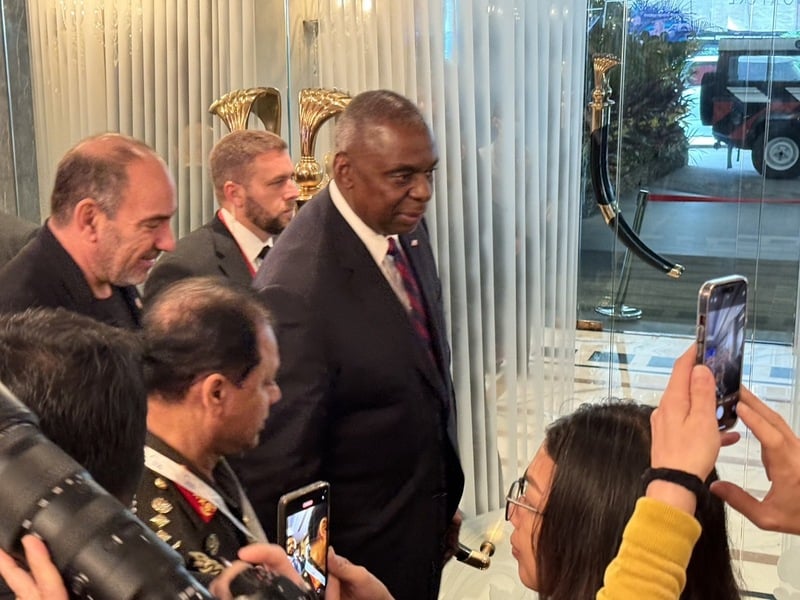 第21屆香格里拉對話論壇5月31日至6月2日在新加坡舉行，美國國防部長奧斯汀（中）出席活動並聆聽烏克蘭總統澤倫斯基演說。中央社