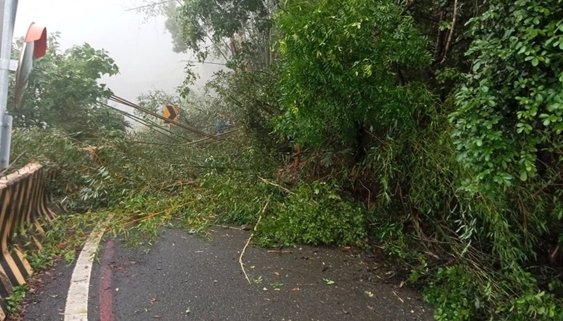 南橫公路梅山口路段因邊坡坍方 雙向道路阻斷無法通行