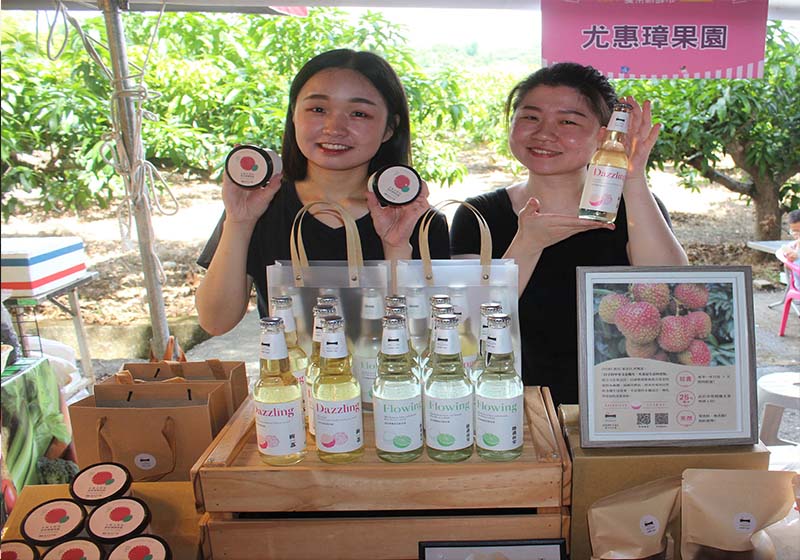 ▲尤惠璋次女尤思瑾(圖一右)及么女尤津霏(圖一左)設攤參展荔枝飲食品(文創提供)