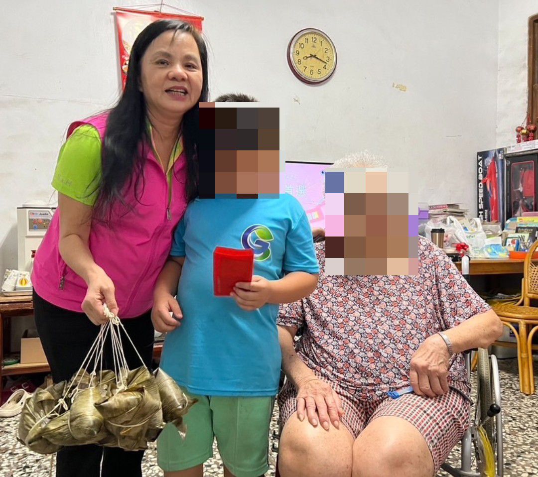 ▲端午節前夕，彰化縣議員賴清美帶著粽子及紅包到陳家姊妹的住處慰問。（縣議員賴清美提供）