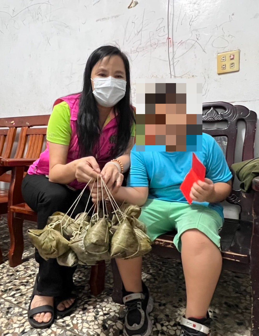 ▲端午節前夕，彰化縣議員賴清美帶著粽子及紅包到陳家姊妹的住處慰問。（縣議員賴清美提供）
