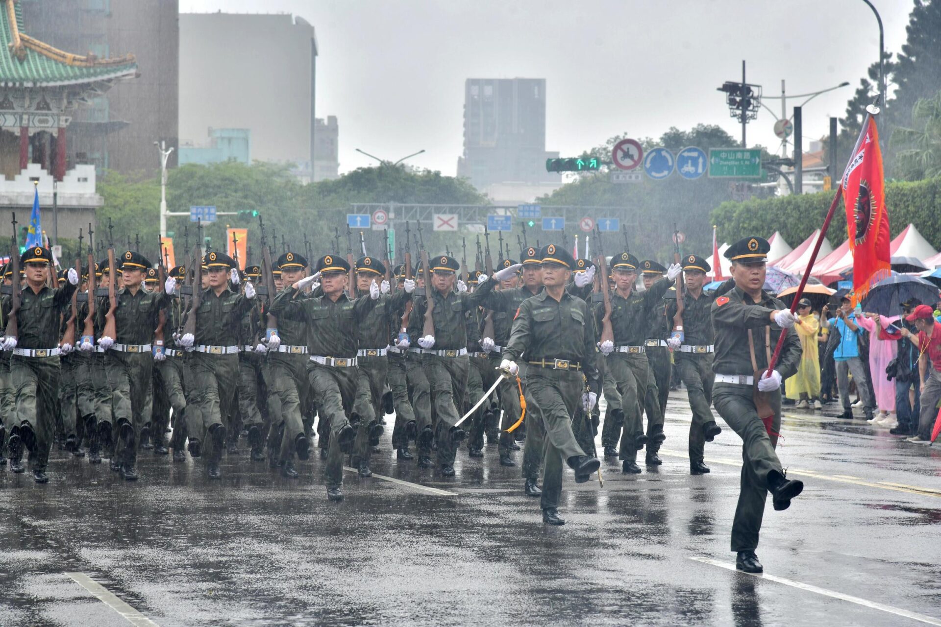 黃埔軍校百年校慶大雨中展開　侯友宜到場祝賀 感謝培育良將保家衛國