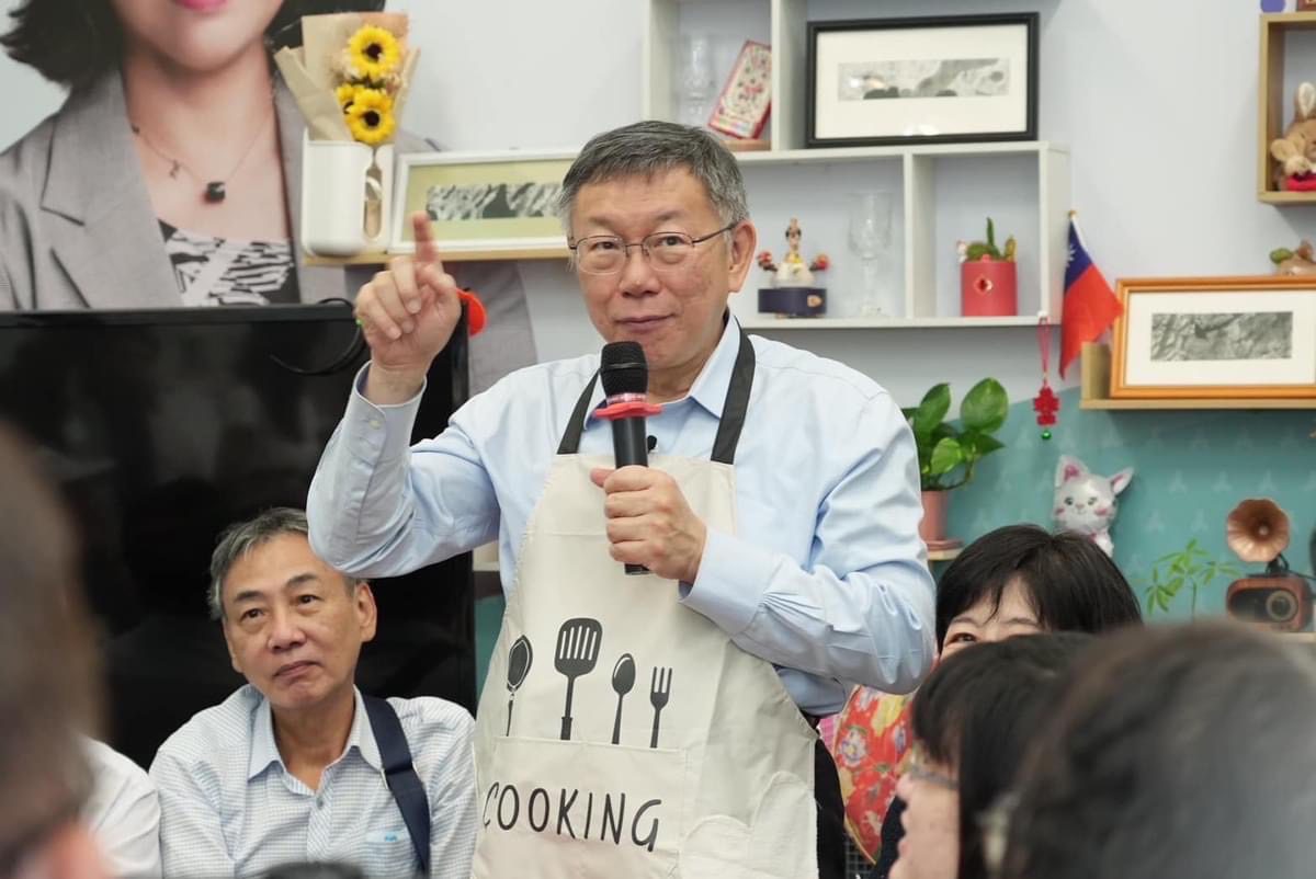 柯文哲與小草相約巴士共遊 直擊美濃「小草咖啡廳」示範點　深入社區與老中青貼身互動