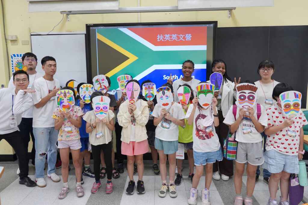 ▲大葉大學英語系教營隊小朋友彩繪南非面具。(大葉大學提供)