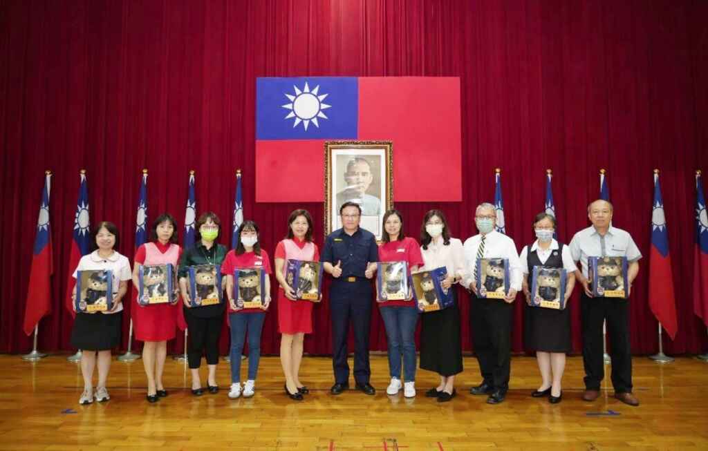▲彰化郵局與彰化縣警察局局長及縣內其他金融機構受獎代表合照。(彰化郵局提供)