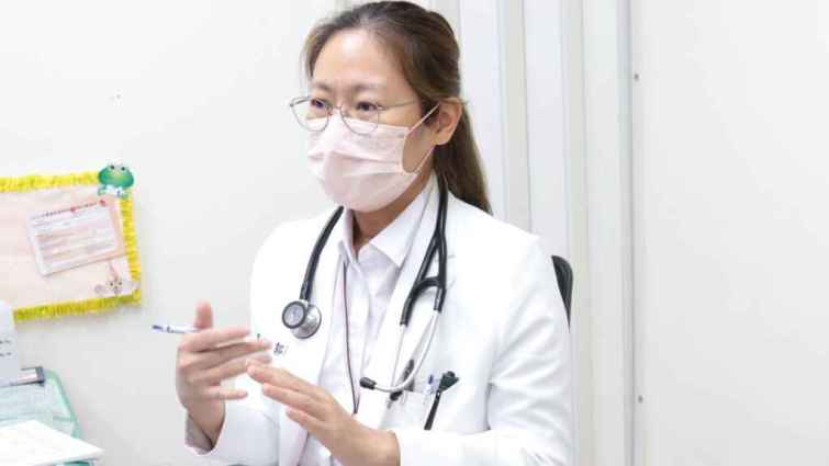 ▲衛福部彰化醫院家醫科醫師郭馨鎂研判，王先生除了有遺傳及肥胖體型的高風險因子，近幾年來，在工作時口渴就喝店家免費提供給顧客的含糖紅茶，很少喝水，恐怕也是肇因。（彰化醫院提供）