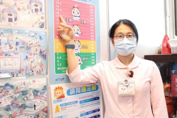 ▲個案管理師邱小佳表示，經過衛教後，王先生除了藥物控制，也同時改掉喝含糖飲料的習慣，如此才比較可能控制血糖，也才能減緩腎臟的傷害。（彰化醫院提供）