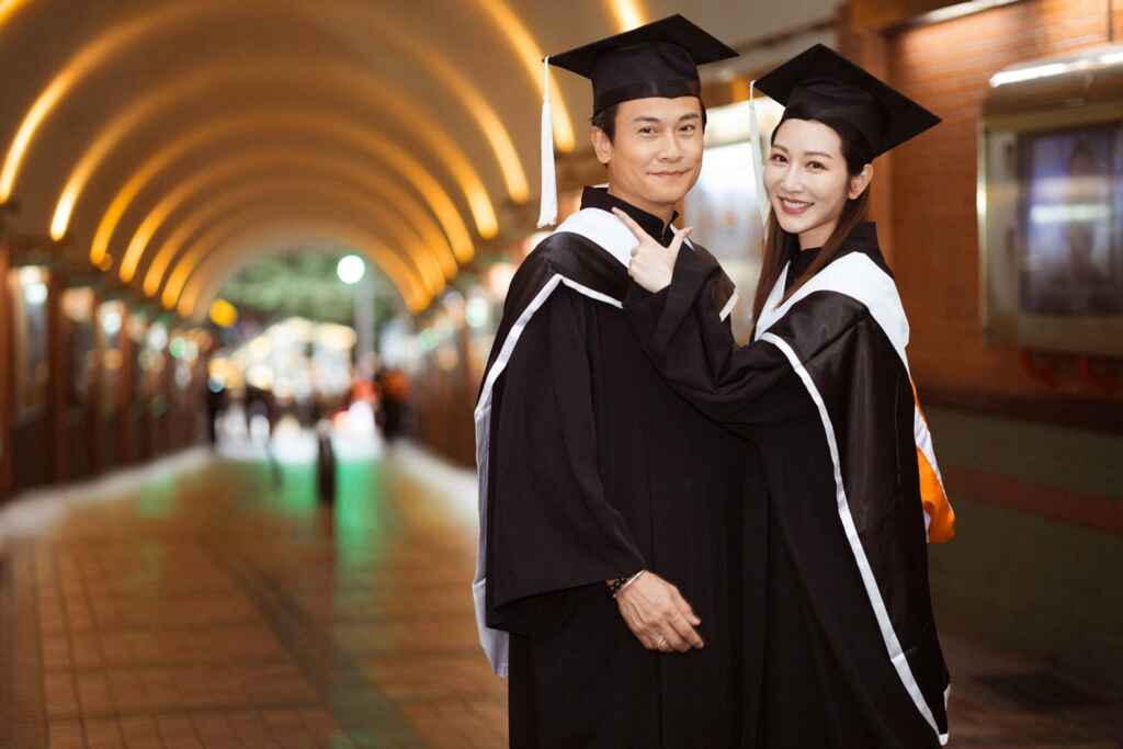 ▲戲劇女神曾莞婷（右）、戲劇男神王振復（左）參加世新大學畢業典禮。（記者張玉泰攝）