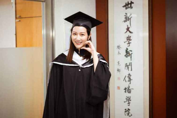 ▲戲劇女神曾莞婷參加世新大學畢業典禮。（記者張玉泰攝）