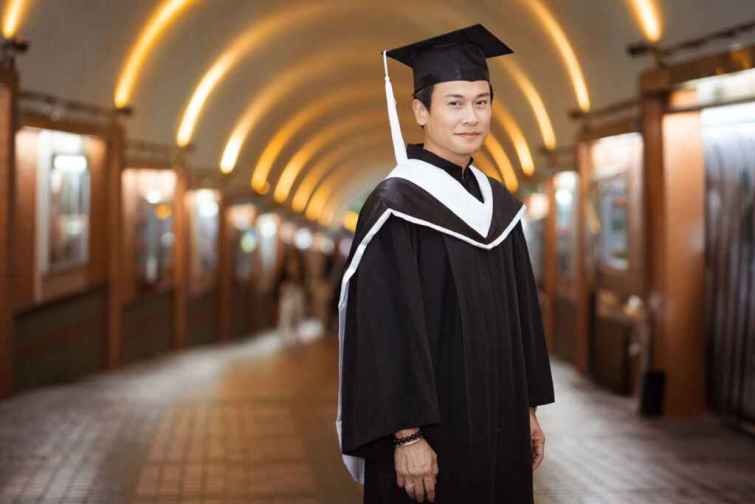 ▲戲劇男神王振復參加世新大學畢業典禮。（記者張玉泰攝）