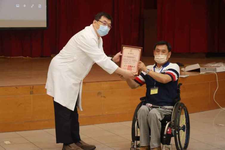 ▲南投縣脊髓損傷者協會理事長陳善修(右)代表傷友感謝慈濟，頒發感謝狀給林英超主任。（台中慈濟醫院提供）