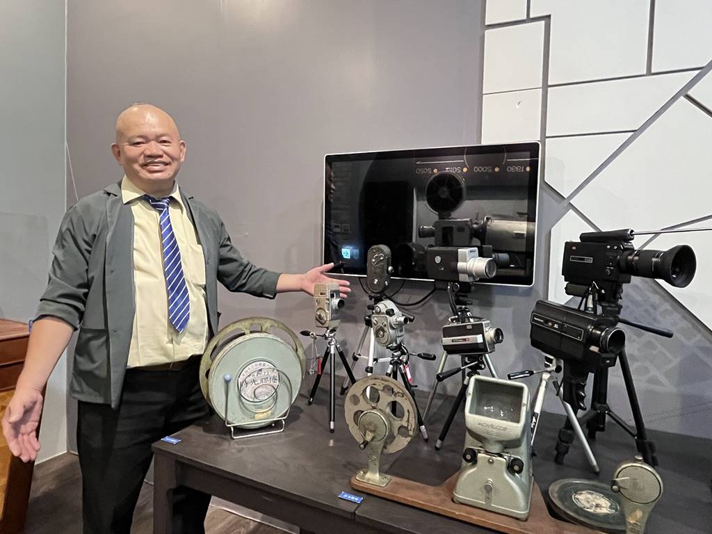 ▲張凌文先生與他的各式電影收藏品。(記者張學宜翻攝)