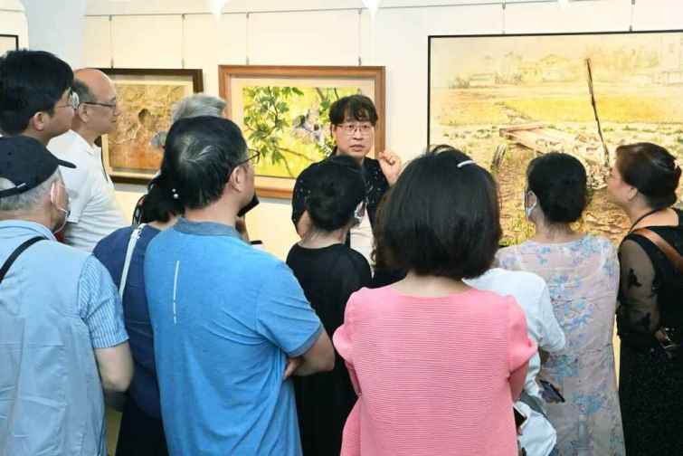 ▲南投市星紅藝廊於今天舉辦王金村「逍遙遊」畫展開幕茶會，這次畫展以台灣的「野鳥」為主題，歡迎各界同好前來觀賞，一同感受台灣自然野鳥的愜意生活。（記者張玉泰攝）