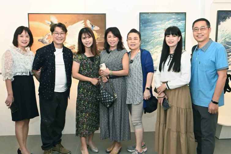 ▲南投市星紅藝廊於今天舉辦王金村「逍遙遊」畫展開幕茶會，這次畫展以台灣的「野鳥」為主題，歡迎各界同好前來觀賞，一同感受台灣自然野鳥的愜意生活。（記者張玉泰攝）
