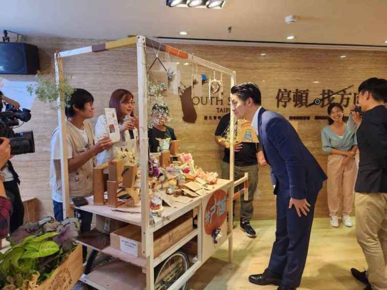 ▲「無所事試工作室」介紹展示商品。（台北市青年局提供）