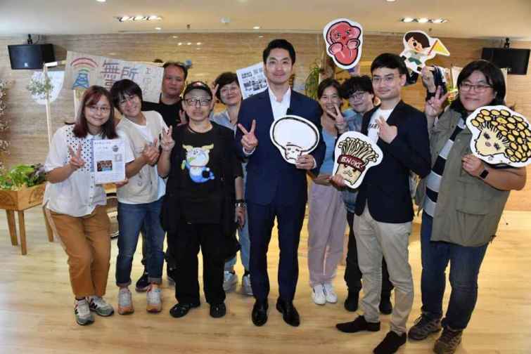 ▲蔣萬安市長、殷瑋局長與5組青職團隊合照。（台北市青年局提供）