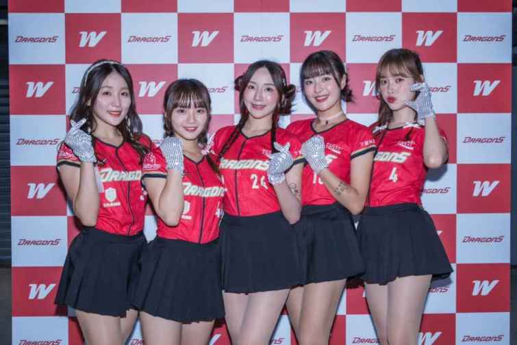 ▲（由左至右）小龍女張晴、詩雅、沛沛、口水、芮妮，為你應援打氣，贏得每一天的勝利。（莉奈享務所提供）
