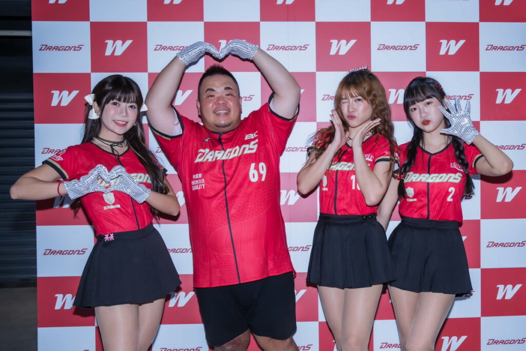 (由左至右)星岑、小螞蟻、米奇、Queena,小螞蟻是《愛的奇蹟》 MV中的唯一男主角