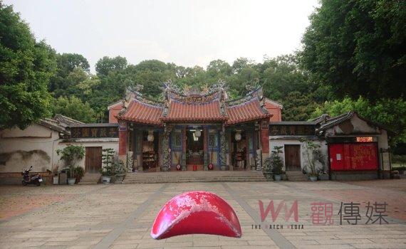 芬園鄉寶藏寺352年罕見神蹟　女信眾向地藏王菩薩問事擲出「立筊」
