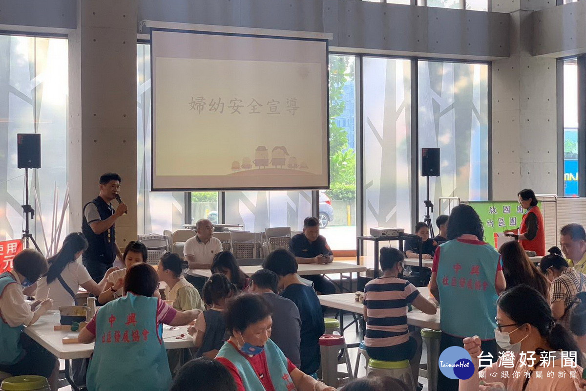 座談會中製作香包,會場內四處飄香。