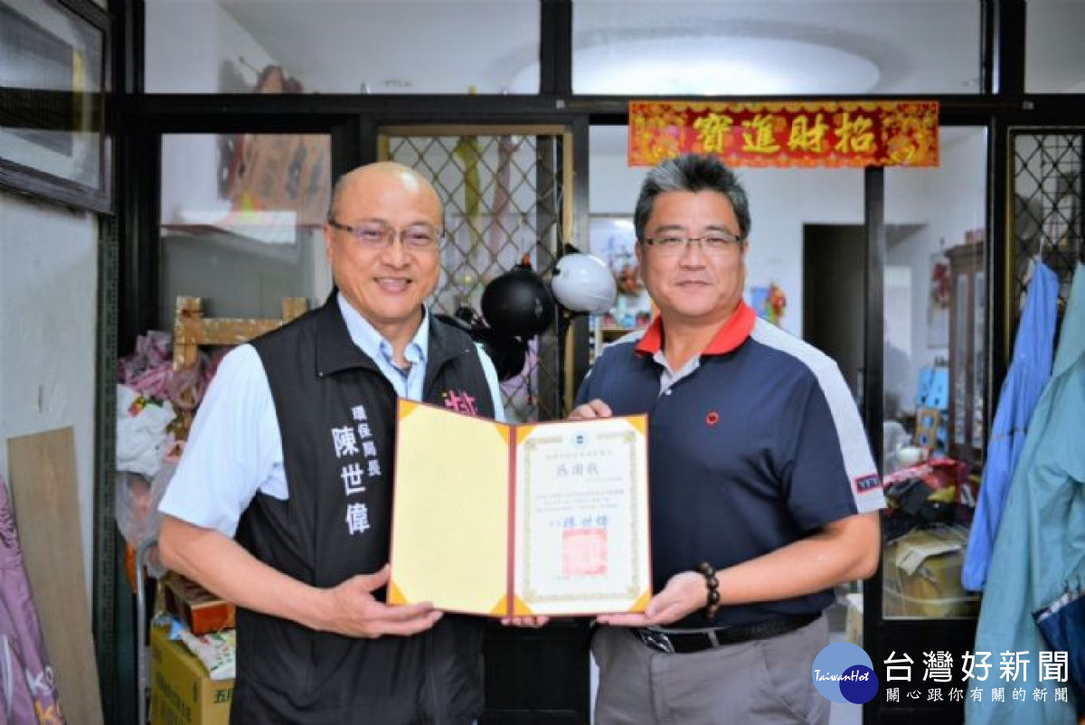 陳世偉局長頒發感謝狀。<br /><br /> <br /><br /> 