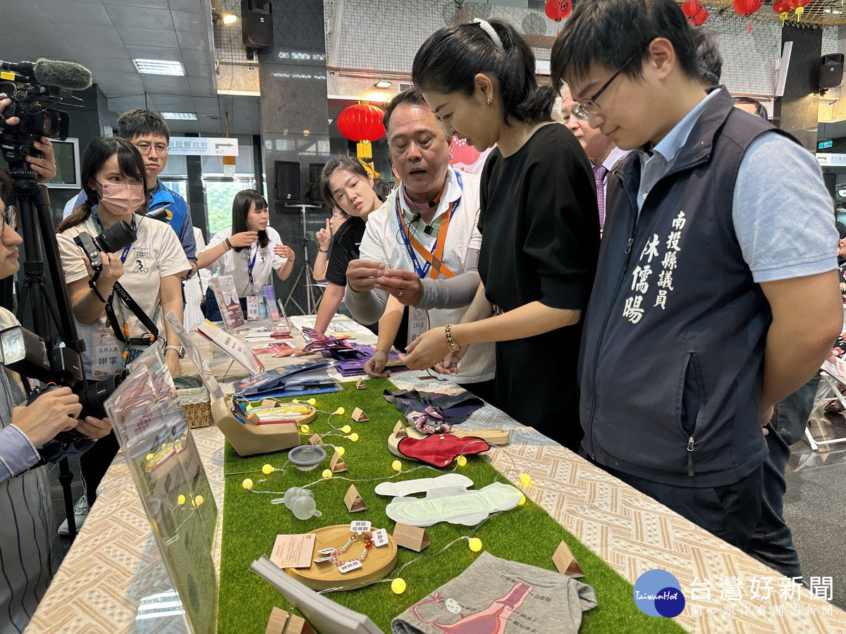 許縣長與議員到展攤瞭解生理用品。(記者扶小萍攝)