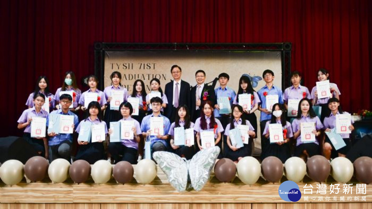 張市長出席畢業典禮，勉勵畢業生珍惜師生情誼。<br /><br /> <br /><br /> 