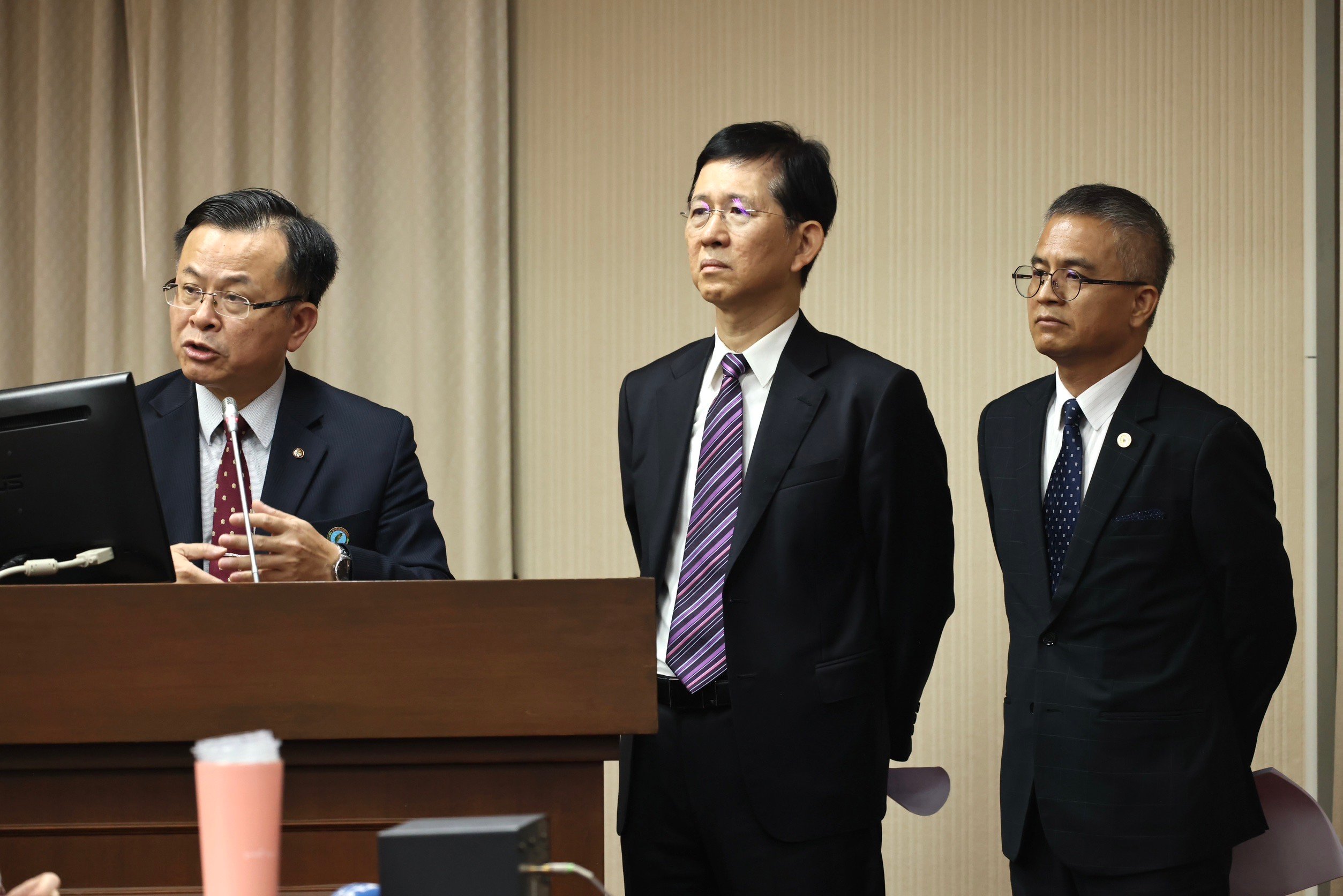 NCC主委陳耀祥(左)數發部長黃彥男(中)中華電信董事長郭水義(右)備詢。林啟弘攝