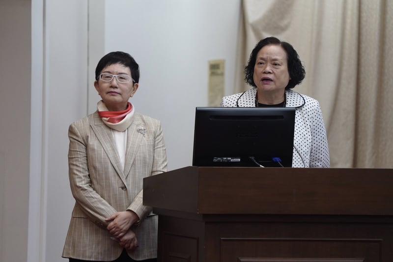 財政部長莊翠雲(左)與行政院主計總處主計長陳淑姿(右)3日列席立法院財政委員會,答詢立委提問。中央社