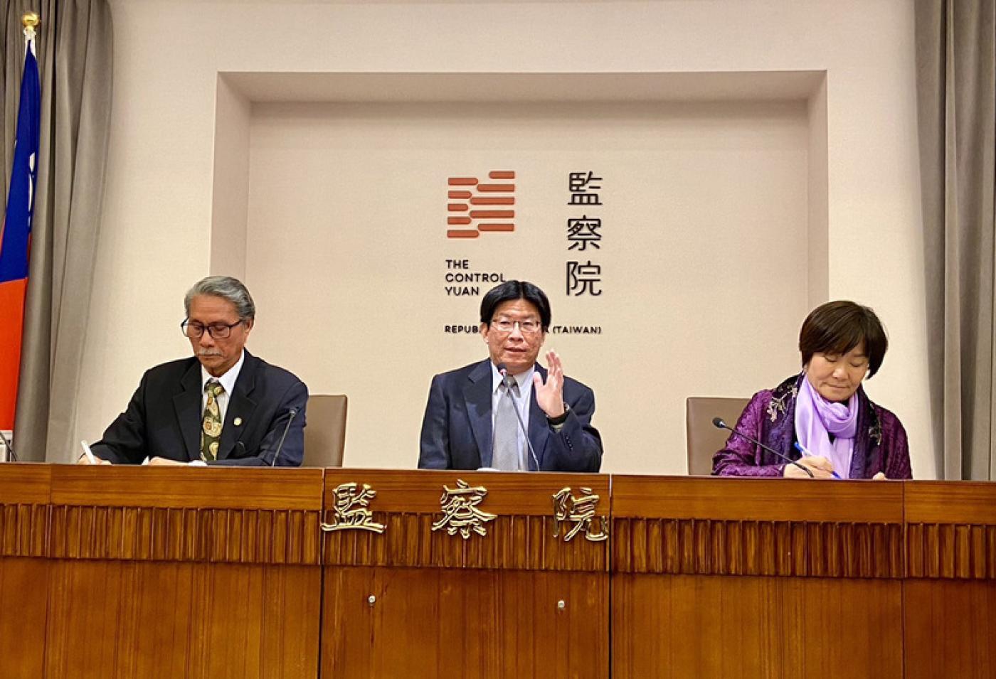 外界質疑監察院效能不彰,圖為監委紀惠容(右起)、高涌誠、鴻義章昔日開記者會畫面。中央社