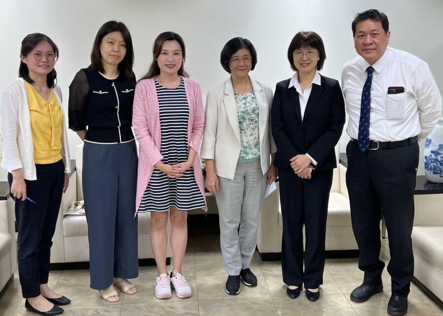 圖/新北市議員張嘉玲(左三)上任議員後,就與台灣婦產科醫學會及台灣生殖醫學會在生育的議題政策上合作,並安排拜會衛生局長陳潤秋(右三)。(新北市議員張嘉玲提供)