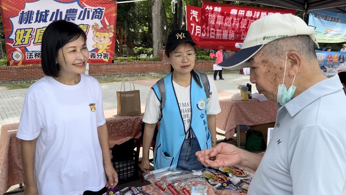 嘉義分署長當場化身「叫賣姊」桃城小農小商好康特賣 熱情推銷在地花生(土豆)