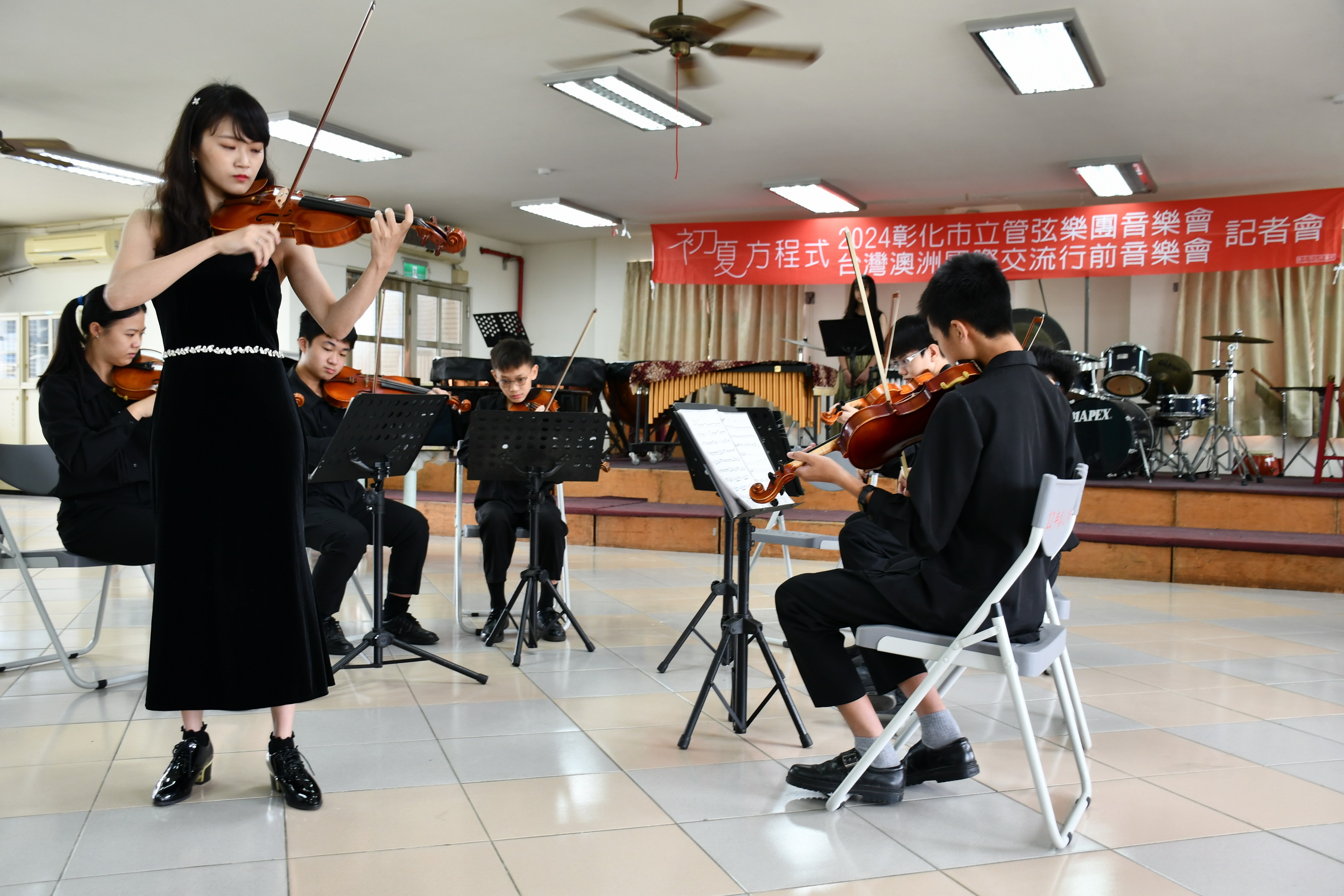 ▲彰化市立管弦樂團將於6月15日晚間將在彰化高中雨賢館盛大舉辦《初夏方程式》音樂會，市立管弦樂團為活動暖場宣傳。（記者張溎壕攝）