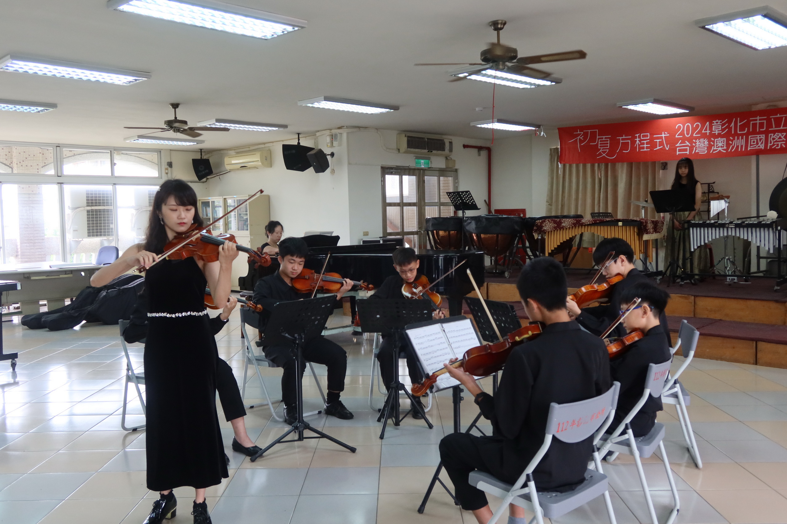 ▲彰化市立管弦樂團將於6月15日晚間將在彰化高中雨賢館盛大舉辦《初夏方程式》音樂會，市立管弦樂團為活動暖場宣傳。（記者張溎壕攝）