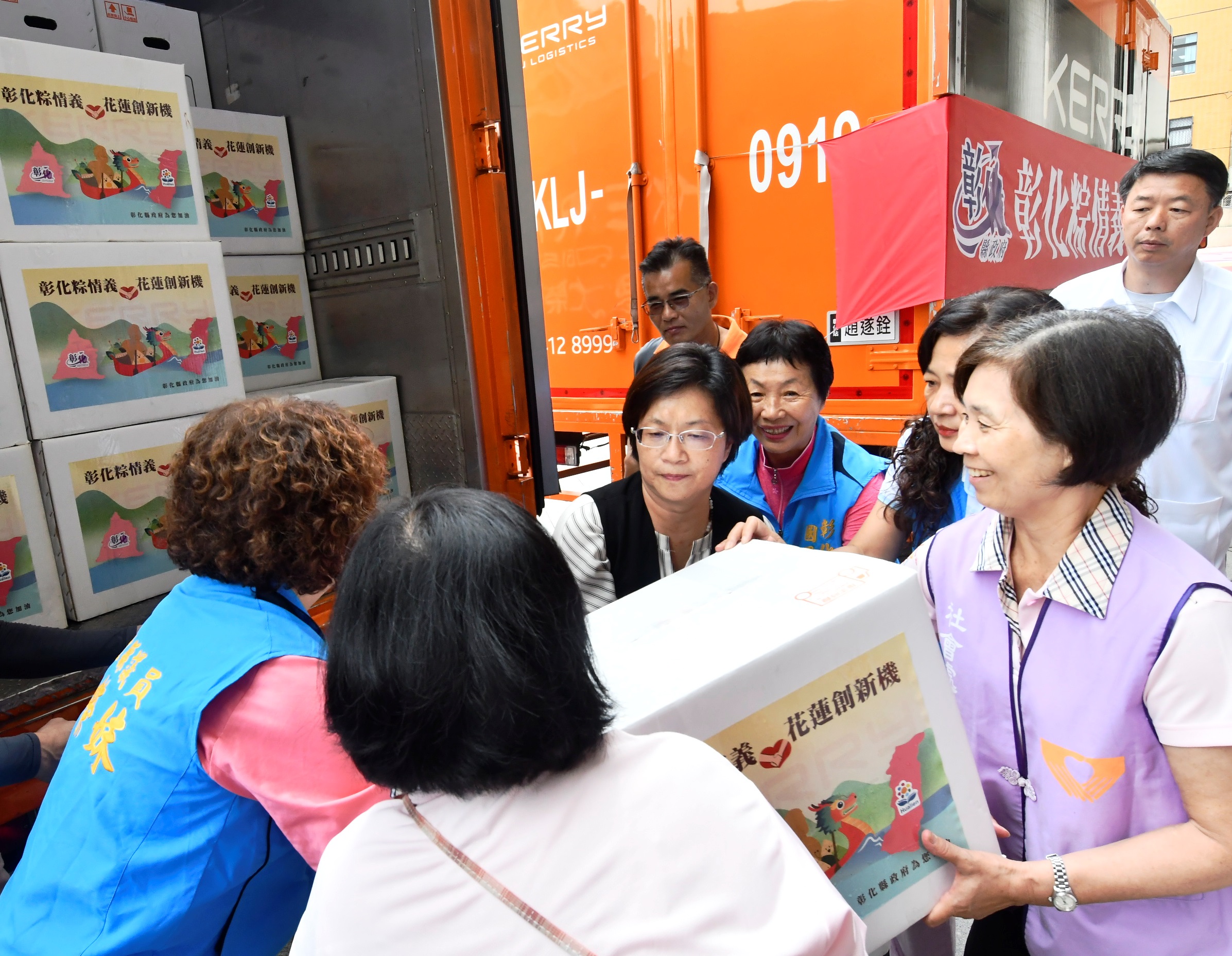 ▲彰化縣舉辦「彰化粽情義、花蓮創新機」送愛到花蓮活動，號召社區共包了兩萬顆肉粽，今天運送到花蓮，讓受地震危害的鄉親們，都能溫暖過端午節。（記者張溎壕攝）