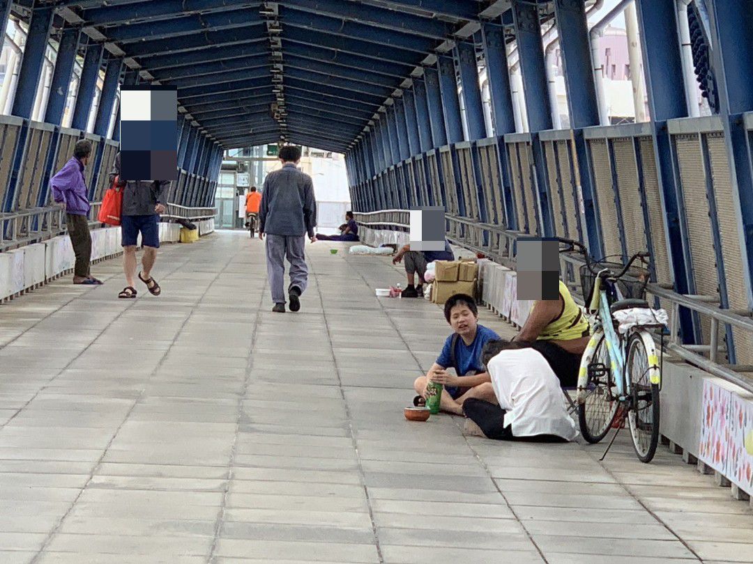 ▲彰化火車站跨站人行陸橋有街友盤踞，有1名國中男學生在放學後晚間拿食物來給街友，並陪街友聊天解悶，暖舉長達1年，讓街友們相當感動。（記者張溎壕攝）