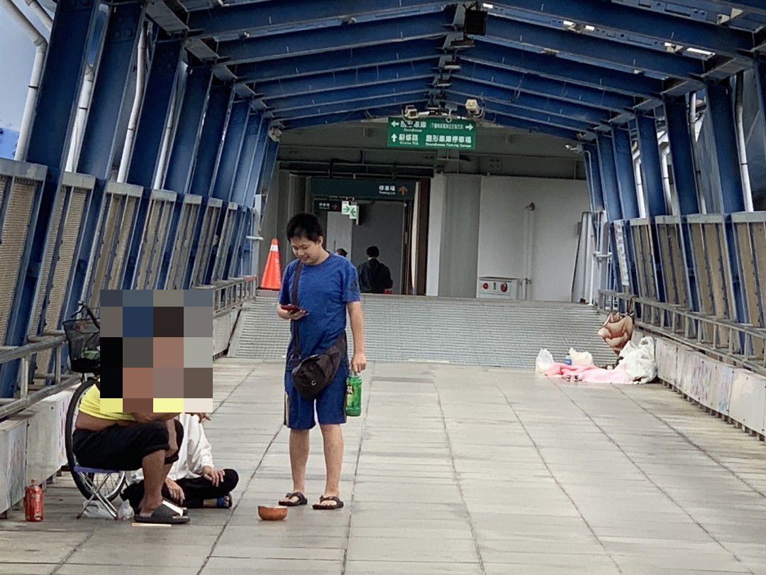 ▲彰化火車站跨站人行陸橋有街友盤踞，有1名國中男學生在放學後晚間拿食物來給街友，並陪街友聊天解悶，暖舉長達1年，讓街友們相當感動。（記者張溎壕攝）