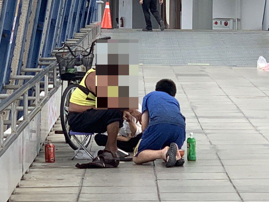 ▲彰化火車站跨站人行陸橋有街友盤踞，有1名國中男學生在放學後晚間拿食物來給街友，並陪街友聊天解悶，暖舉長達1年，讓街友們相當感動。（記者張溎壕攝）