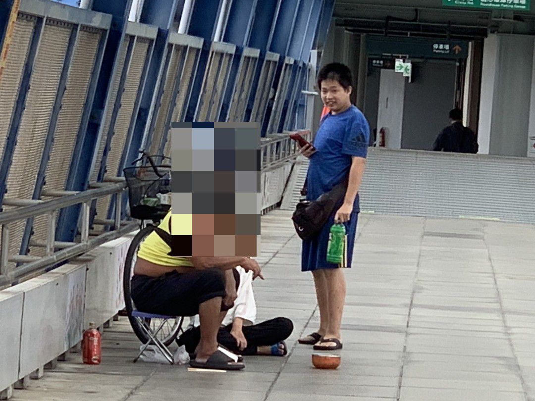 ▲彰化火車站跨站人行陸橋有街友盤踞，有1名國中男學生在放學後晚間拿食物來給街友，並陪街友聊天解悶，暖舉長達1年，讓街友們相當感動。（記者張溎壕攝）