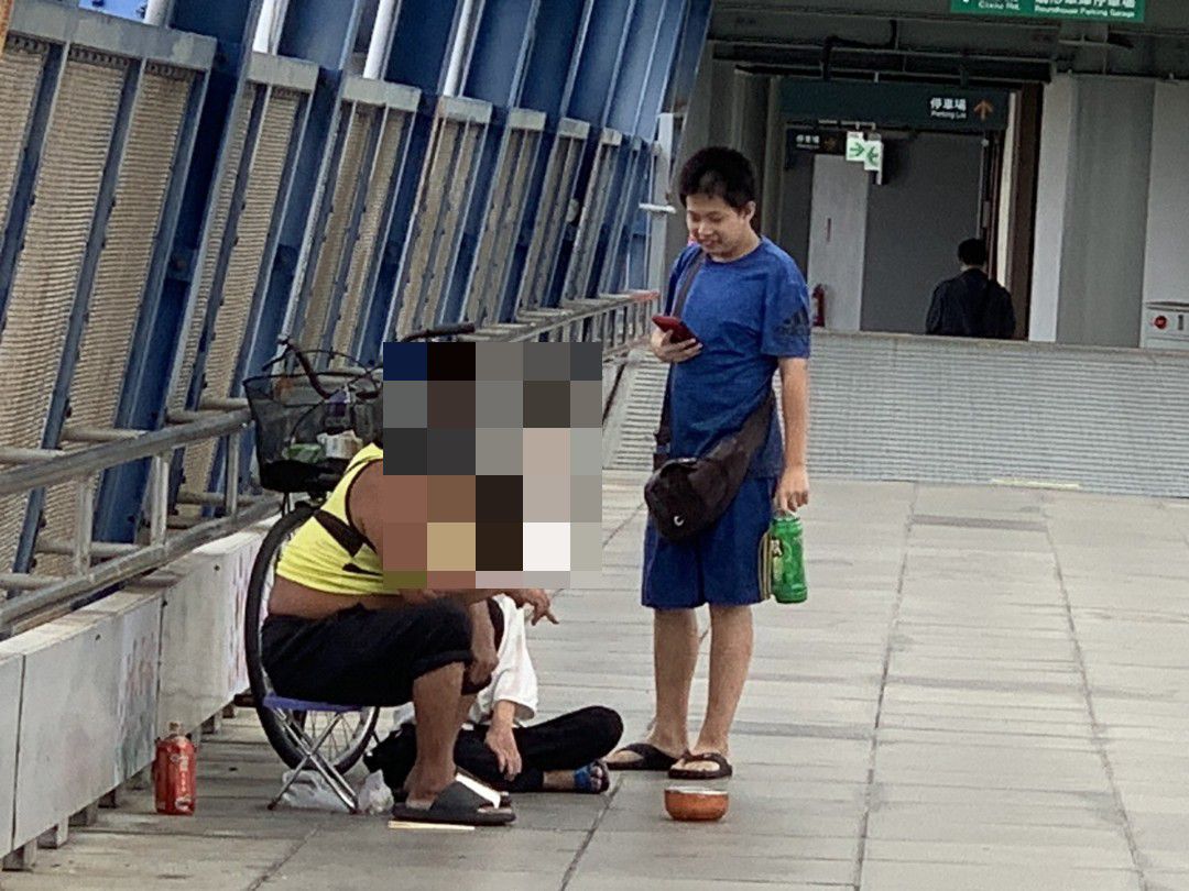▲彰化火車站跨站人行陸橋有街友盤踞，有1名國中男學生在放學後晚間拿食物來給街友，並陪街友聊天解悶，暖舉長達1年，讓街友們相當感動。（記者張溎壕攝）