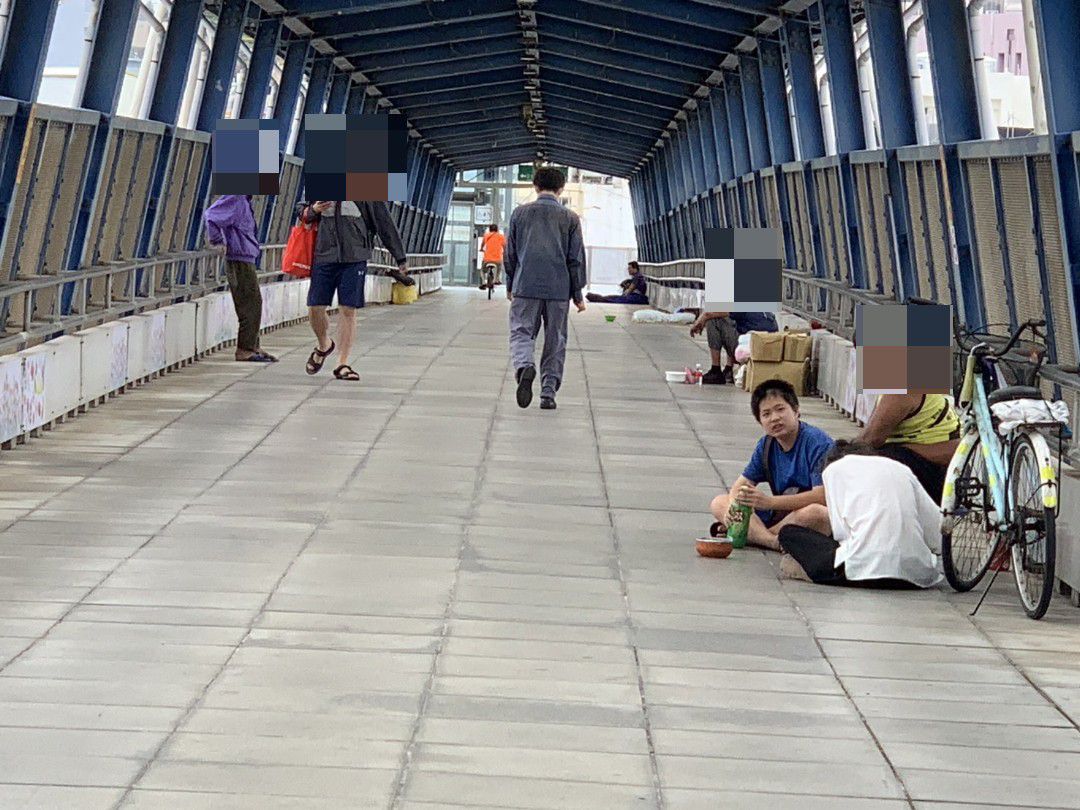 ▲彰化火車站跨站人行陸橋有街友盤踞，有1名國中男學生在放學後晚間拿食物來給街友，並陪街友聊天解悶，暖舉長達1年，讓街友們相當感動。（記者張溎壕攝）