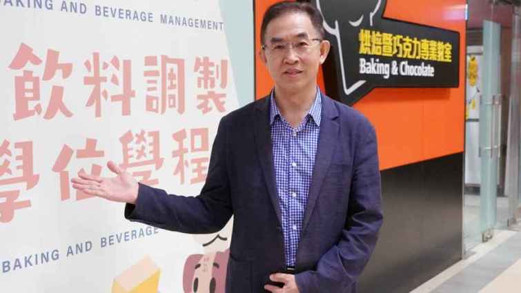 ▲大葉大學觀光餐旅學院鄭信男副院長歡迎學生與產業報名茶飲調製賽。（大葉大學提供）