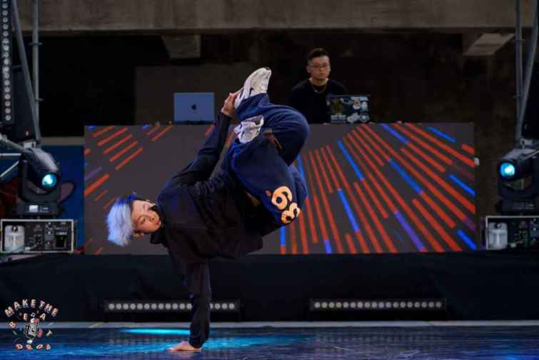▲2024南島嘻樂園第二場系列活動「Make the Beat Drop 6 vs 6 風格之戰All Style Battle」更加碼舉辦「百人倒立」活動， 6月9日上午12時50分準時登場，讓傳統立蛋儀式有了更有趣的面向，歡迎各路嘻哈好手踴躍到場參加。（屏東縣政府提供）