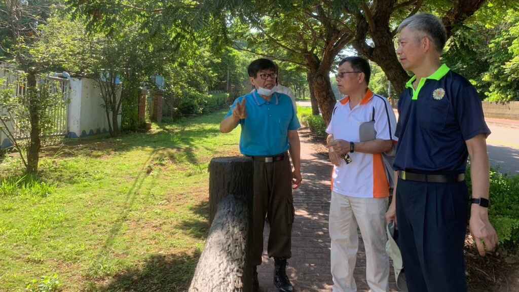 ▲中彰榮譽國民之家家主任呂德義帶領團隊進行土地勘查,確保國有土地和建築設備的維護狀況。(中彰榮譽國民之家提供)