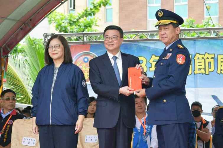▲卓榮泰院長分別頒發加菜金予海巡署各單位，並與同行的官員進行人員及裝備校閱。（新傳處提供）