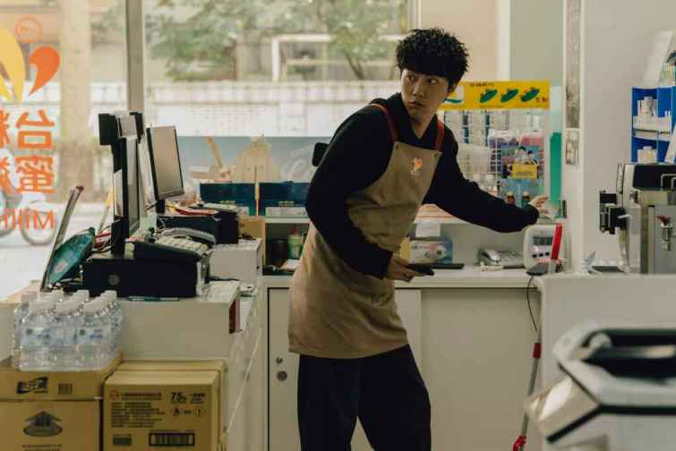 ▲《幸福房屋事件簿》首播收視開紅盤，男主角蔡凡熙在便利商店撞鬼，可愛逗趣演出受到觀眾喜愛。（逆光電影股份有限公司提供）